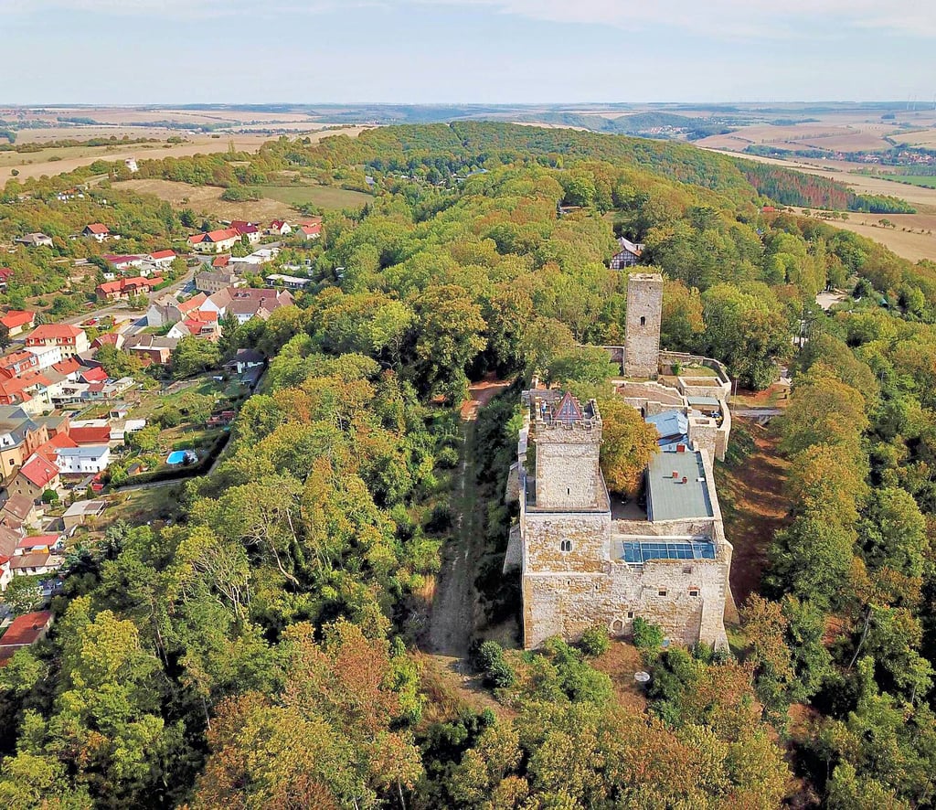 Ortsbildprägend, aber derzeit wegen Arbeiten (fast) unerreichbar: die Eckartsburg.