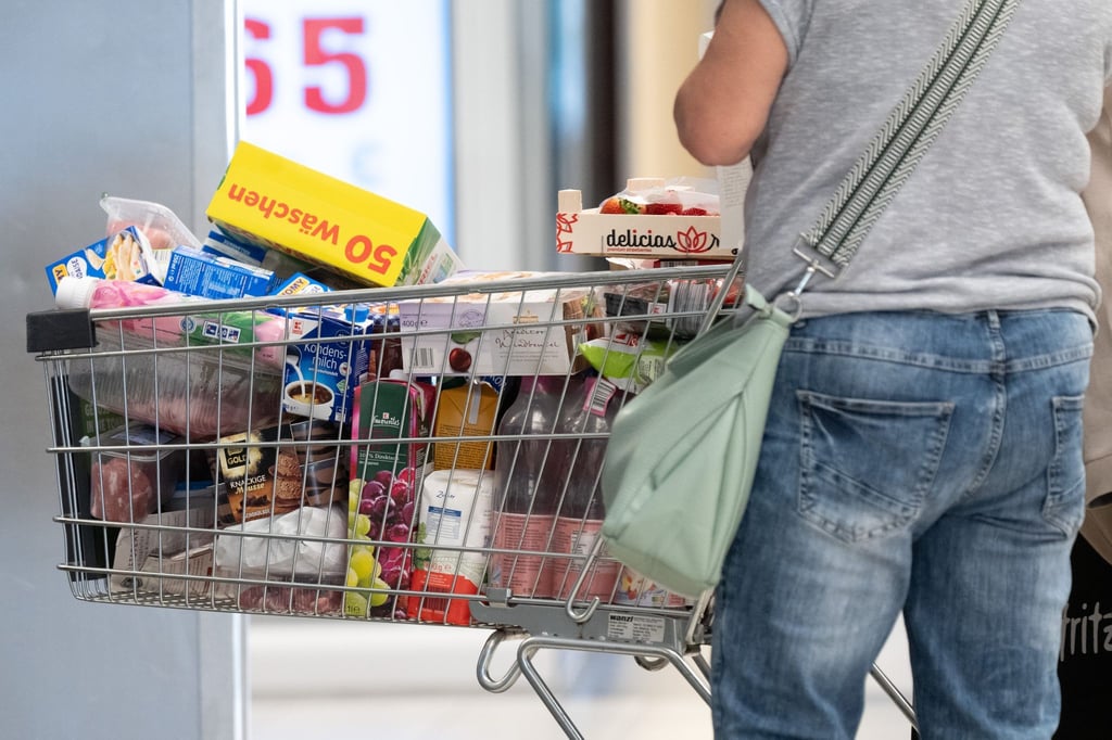 Die zwei freien Samstage im Monat für Verkäuferinnen und Verkäufer in Thüringen sind nach Ansicht der IHK Südthüringen ein unnötiger Eingriff in den Arbeitsmarkt. (Symbolbild)