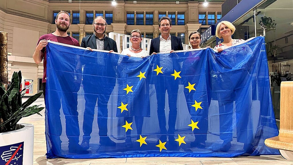 Im Juni 2024 präsentierte sich der Vorstand der Europa-Union Sachsen-Anhalt im halleschen Hauptbahnhof. Mit dabei (v.l.): David Horn, Tobias Krolopp, Claudia Dalbert, Alexander Vogt, Friederike Dudda und Sabine Odparlik.