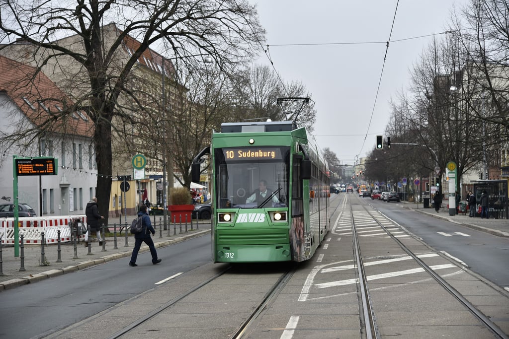 Eine Straßenbahn der Linie 10 hält am Ambrosiusplatz in Magdeburg-Sudenburg. Ab Juni 2025 gibt es wieder einen Fahrplanwechsel.