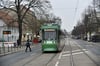 Eine Straßenbahn der Linie 10 hält am Ambrosiusplatz in Magdeburg-Sudenburg. Ab Juni 2025 gibt es wieder einen Fahrplanwechsel. 