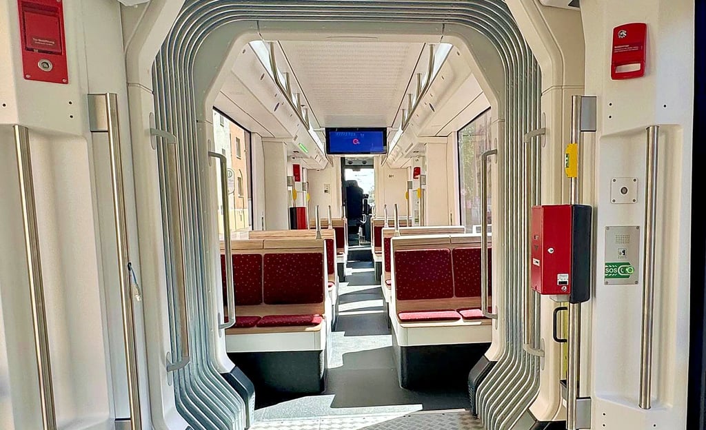 Reichlich Aussicht durch Panoramafenster und keine einzige Stufe mehr: Halles neue Straßenbahnen bieten Fahrgästen besseren Komfort.