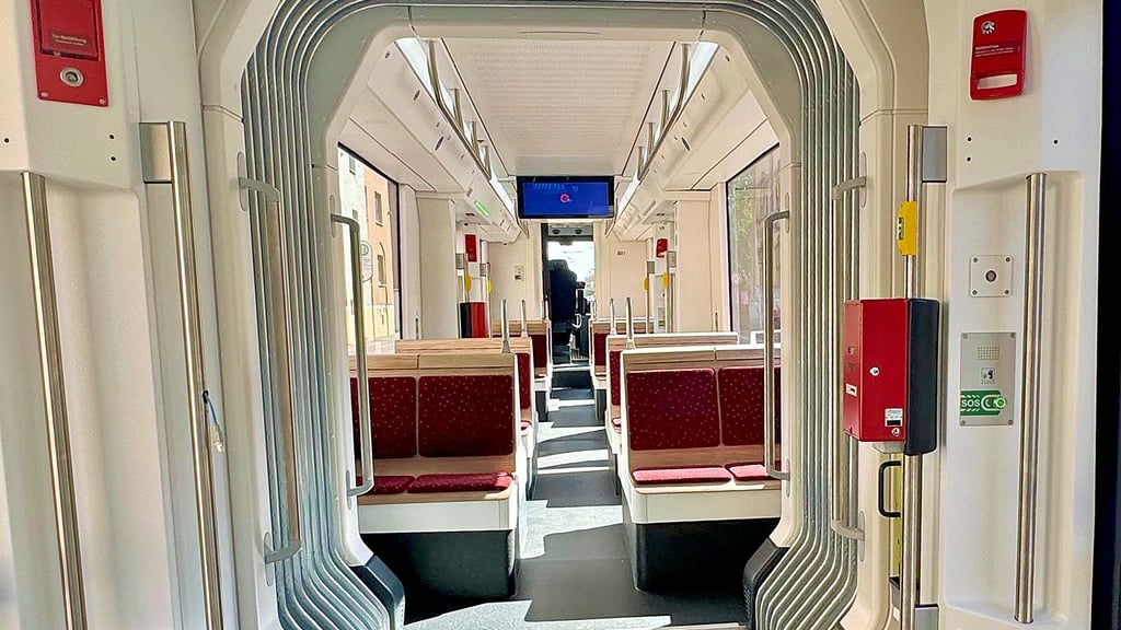 Reichlich Aussicht durch Panoramafenster und keine einzige Stufe mehr: Halles neue Straßenbahnen bieten Fahrgästen besseren Komfort.