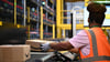 Eine Amazon-Mitarbeiterin an einem Standort des US-Logistikers in Dortmund - ein Job von 40.000 in Deutschland, Tendenz steigend.