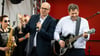 Klingbeil spielt Gitarre - und zwar nicht nur zum Entspannen: hier 2023 auf einer SPD-Wahlkampfveranstaltung in Bremen.