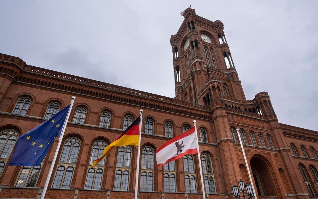 Das Rote Rathaus bildet den Rahmen für das Gedenken an das Kriegsende und Befreiung vom Nationalsozialismus. (Archivbild)