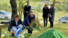 Landrat Steffen Burchhardt (SPD) und die Landtagsabgeordnete Elrid Pasbrig (SPD, vorn) beim Niederlegen von Blumengestecken auf dem Fieneröder Friedhof.  Im Hintergrund: Marcus Marold (Ortsvorsteher Fienerode), Ulrike Klamt (Stadt Genthin) und Dagmar Turian,  Bürgermeisterin der Stadt Genthin (r.). 
