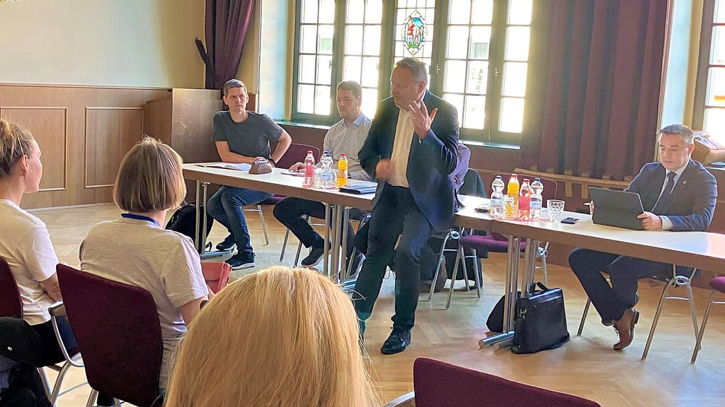 Bürgermeister Alexander Siersleben (v.li.), Schulleiter Phillip Hartmann und CDU-Landtagsabgeordneter Stefan Ruland hören den Ausführungen von Bildungsstaatssekretär Jürgen Böhm zu.