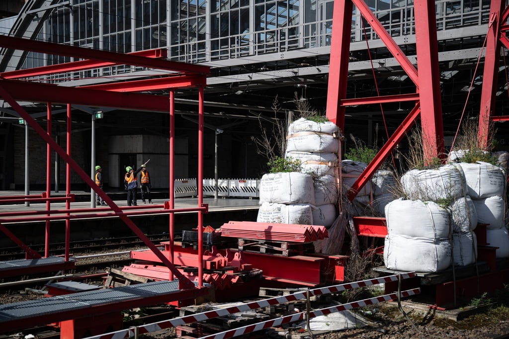 Aufgrund des Abbaus des roten Brückenkrans am Berliner Ostbahnhof kommt es in den nächsten Tagen erneut zu Einschränkungen für Fahrgäste und Autofahrer. (Archivbild)