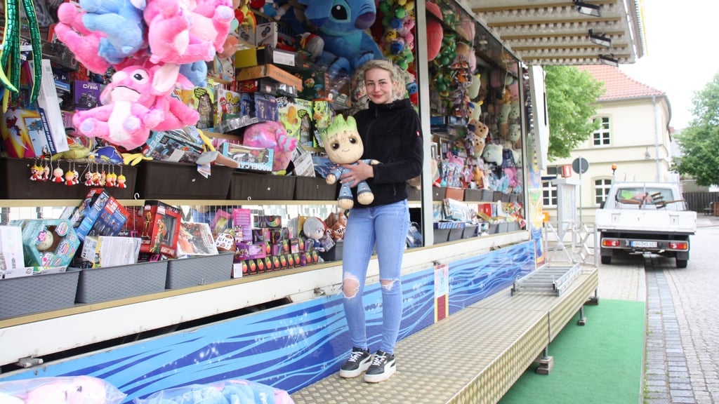 Die Schausteller stecken mitten in den Vorbereitungen, um ab Freitag Tausende Besucher beim Stadt- und Spargelfest in Osterburg zu bespaßen.