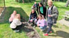 Mädchen und Jungen der Grundschule Kretzschau pflanzen im nahegelegenen Park Katzenminze, Hundskamille und Purpursonnenhut.  