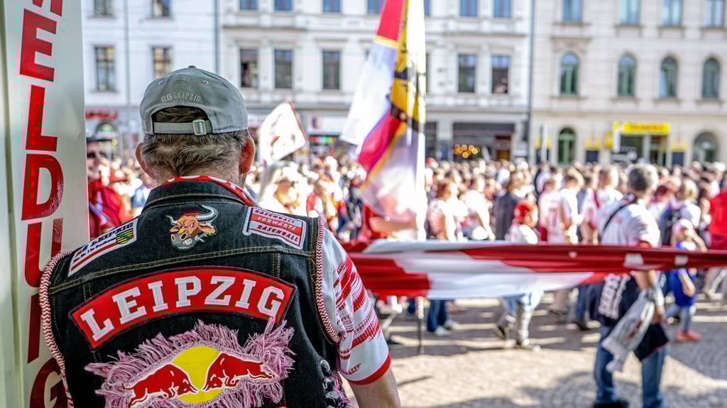 Ein Fan beobachtet den fanmarsch von RB Leipzig.