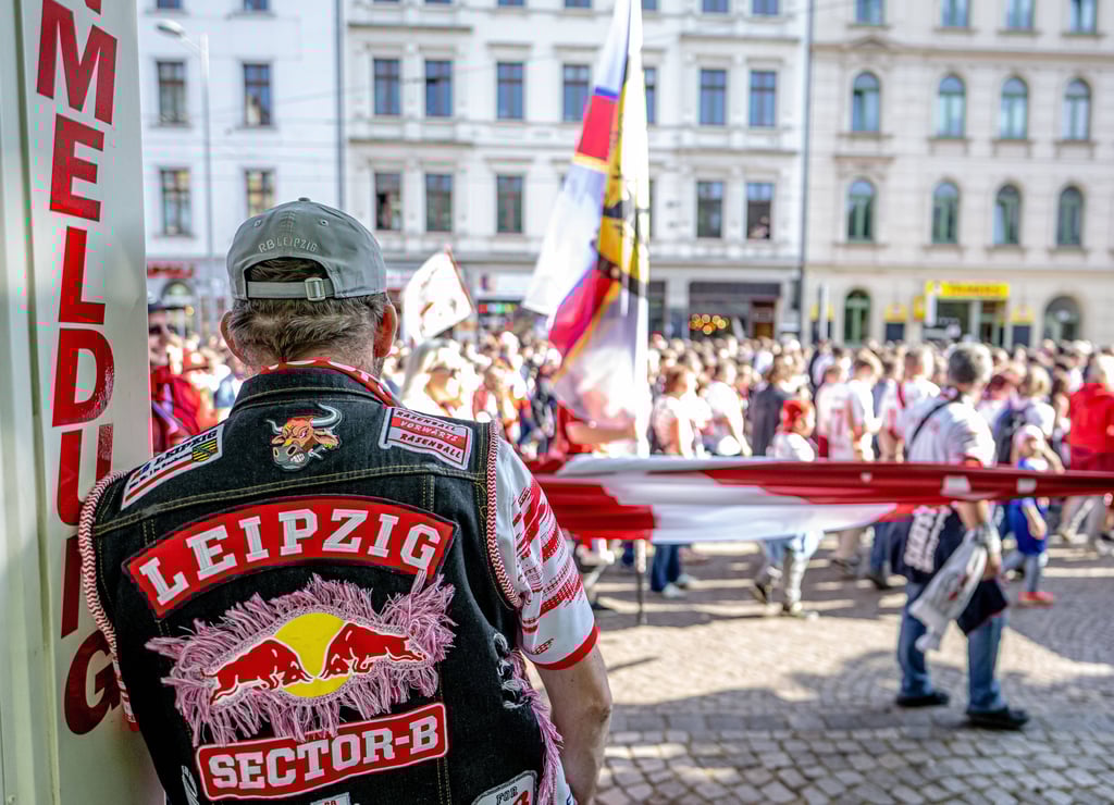 Ein Fan beobachtet den fanmarsch von RB Leipzig.