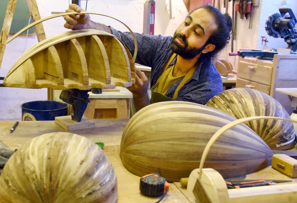 Der Instrumentenbauer, Filmemacher und Filmmusikkomponist Omar Shalash arbeitet in seiner Werkstatt an einer Oud, die auch als orientalische Laute bezeichnet wird.
