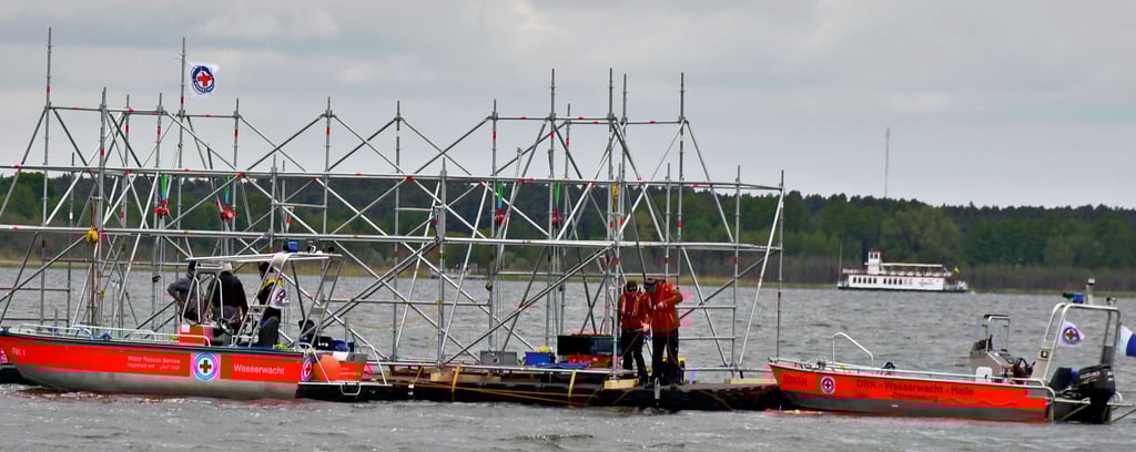 Archäologen bereiten sich auf ihren Einsatz vor. Im Hintergrund ist das Schiff Queen zu sehen.