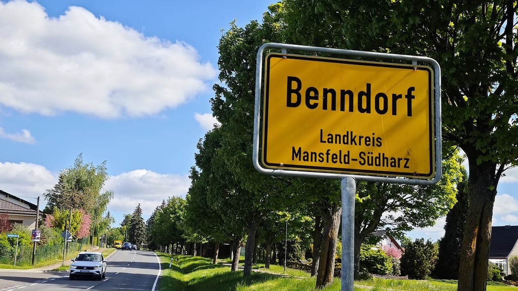 Das Schild am Ortseingang von Benndorf: Nach dem Fund einer Frauenleiche wird davon ausgegangen, dass es sich wohl um die seit Tagen vermisste Sandra K. handelt.