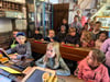 Gebannt lauschen die Grundschüler, auf historischen Schulbänken sitzend, den Ausführungen im Badersleber Heimatmuseum.