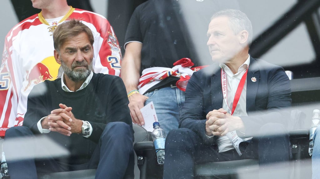Jürgen Klopp hat schon inspirierter dreingeschaut: Stadionbesuch in Salzburg neben Geschäftsführer Stephan Reiter im April.