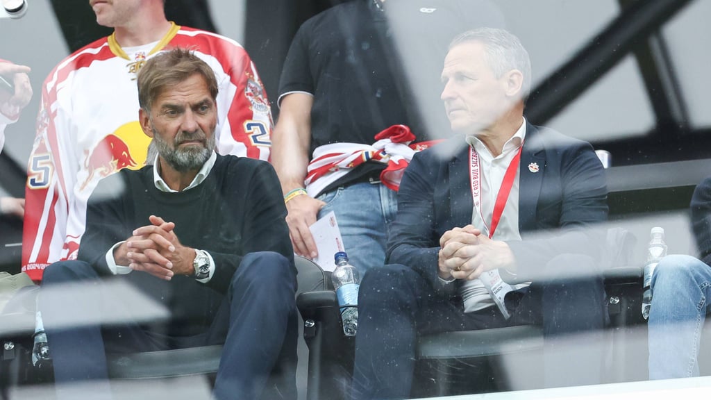 Jürgen Klopp hat schon inspirierter dreingeschaut: Stadionbesuch in Salzburg neben Geschäftsführer Stephan Reiter im April.