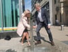 Magdeburgs Oberbürgermeisterin Simone Borris und Getec-Chef Karl Gerhold den ersten von insgesamt 13 neuen Trinkwasserspendern in der Landeshauptstadt ein.