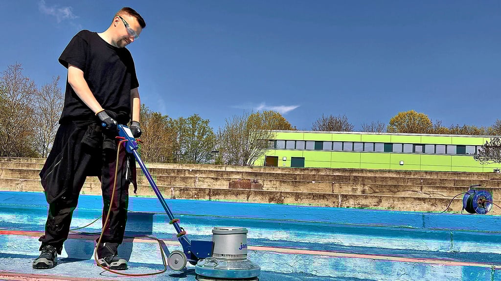 Fällt der Saisonstart im Nienburger Freibad in diesem Jahr buchstäblich ins Wasser? Wegen fehlender finanzieller Mittel sollen nun jedenfalls alle vorbereitenden Maßnahmen gestoppt werden.