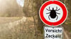 Teils wird mit Schildern in Waldgebieten vor Zecken gewarnt.