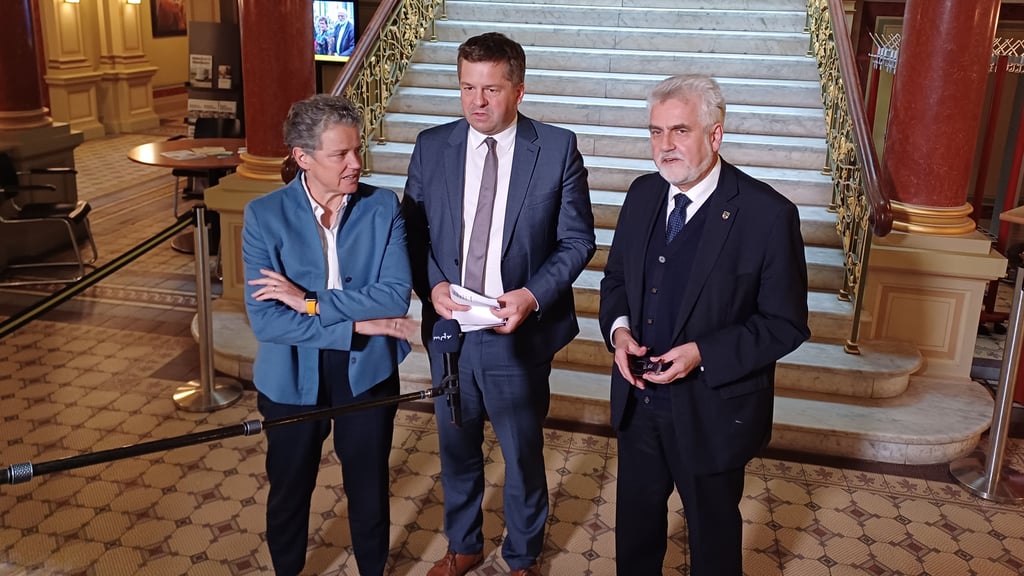 Lydia Hüskens (FDP), Sven Schulze (CDU) und Armin Willingmann (SPD) bei der Vorstellung der Ergebnisse des Koalitionsausschusses.