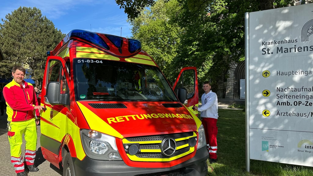 Rücken mit dem am Marienstift in Magdeburg stationierten Rettungswagen aus:  Florian Herzog-Spanier (l.) und Philipp Meier von der Berufsfeuerwehr Magdeburg.