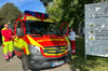 Rücken mit dem am Marienstift in Magdeburg stationierten Rettungswagen aus:  Florian Herzog-Spanier (l.) und Philipp Meier von der Berufsfeuerwehr Magdeburg.