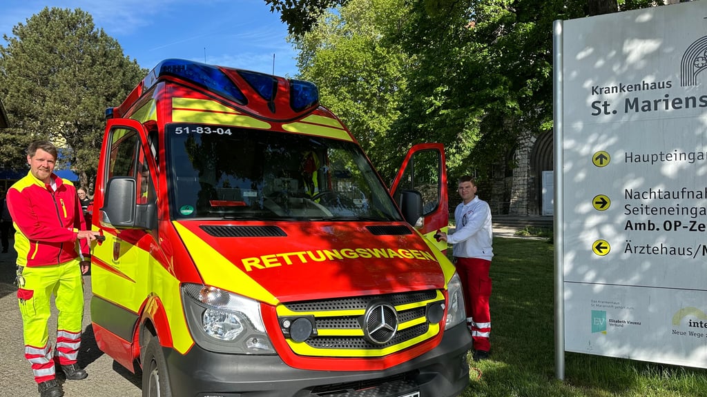 Rücken mit dem am Marienstift in Magdeburg stationierten Rettungswagen aus: Florian Herzog-Spanier (l.) und Philipp Meier von der Berufsfeuerwehr Magdeburg.