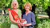 Sieglinde Göbel, hier im Bild mit Marina Conradi von der Tourist-Info Genthin, agiert in persona  als    Vereinsvorsitzende und als Zabakucks Tierpark-Königin. Zum Auftakt des Festivals darf sie Besuch aus der königlichen Familie begrüßen. Erwartet werden Genthins Kartoffelkönigin Nicole, die Elbauenkönigin Maria und die Gurkenkönigin Caterina aus Gommern. 