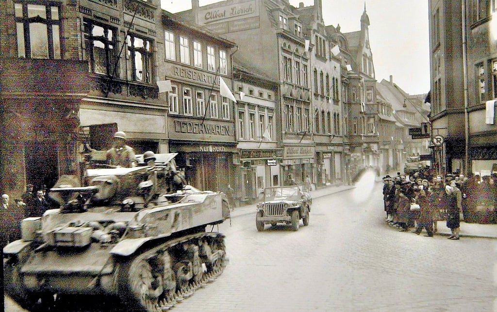 Der frühe Morgen des 13. April 1945 begann mit mehreren starken Detonationen in der Elstervorstadt. Gegen 3 Uhr wurden die Brücken über die Weiße Elster in Zeitz durch deutsches Militär mit Hilfe aufgelegter Fliegerbomben gesprengt. Auebrücke, Dreierbrücke, Eiserne Brücke und die Kaiser-Wilhelm-Brücke waren völlig vernichtet. Amerikanische Panzer rollten durch die Wendische Straße (Foto).