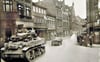 Der frühe Morgen des 13. April 1945 begann mit mehreren starken Detonationen in der Elstervorstadt. Gegen 3 Uhr wurden die Brücken über die Weiße Elster in Zeitz durch deutsches Militär mit Hilfe aufgelegter Fliegerbomben gesprengt. Auebrücke, Dreierbrücke, Eiserne Brücke und die Kaiser-Wilhelm-Brücke waren völlig vernichtet.  Amerikanische Panzer rollten durch die Wendische Straße (Foto). 