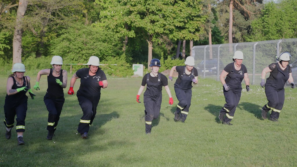 Antonia Becker (von links), Verena Frank, Susi Ebel, Marie Komrowski, Romina Gumtz, Jessica Fielitz und Claudia Kagelmann sind in der Frauen-Wettkampfgruppe der Freiwilligen Feuerwehr Borstel und trainieren auf dem Sportplatz Borstel für den Hansepokal und Stadtausscheid l in Stendal.