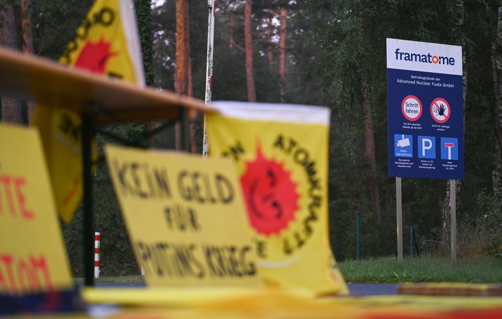 Umweltschützer protestieren vor der Brennelementefabrik in Lingen immer wieder gegen Uranlieferungen aus Russland. (Archivbild)