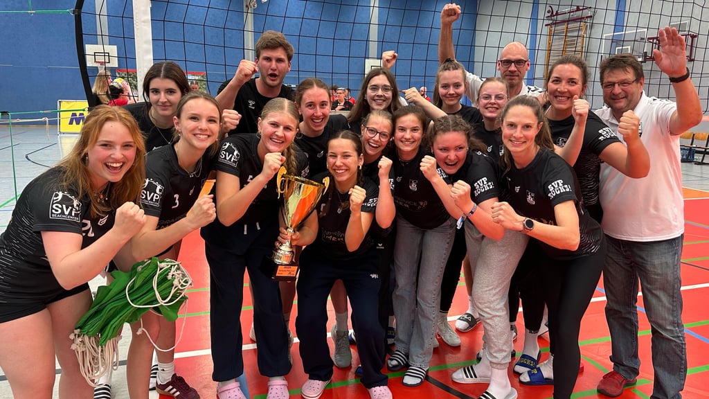 Nach der Meisterschaft inklusive Regionalliga-Aufstieg jubelten die Volleyballerinnen des SV Pädagogik Schönebeck auch im VVSA-Pokal.