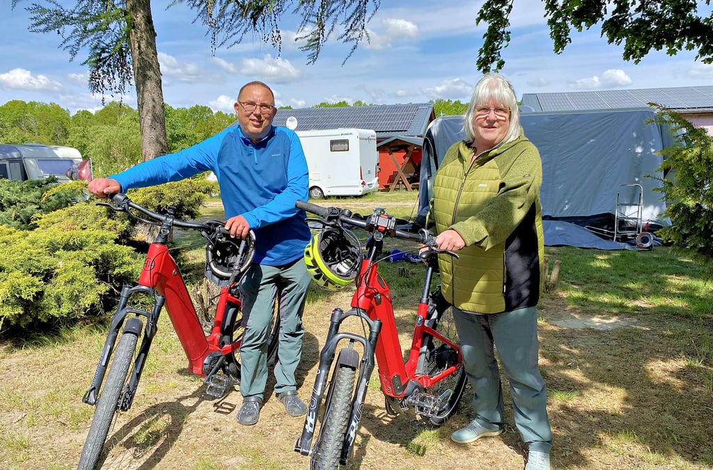 Beate und Thomas Hoppe sind aus Wernigerode angereist und nutzen zum ersten Mal den Campingplatz „Am Niegripper See" bei Burg.