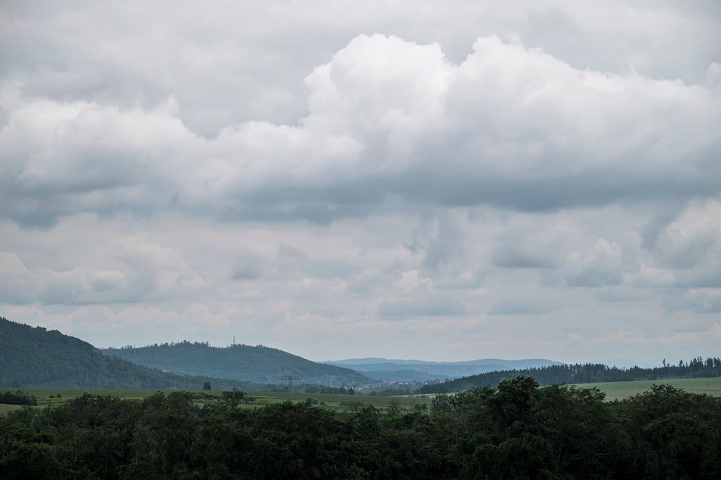 Wolken, Regen und frische Temperaturen versetzen dem Frühling am Mittwoch einen Dämpfer. (Archivbild)