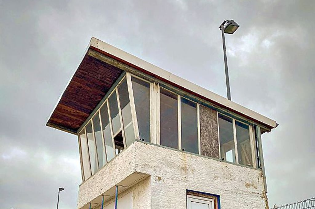 Der baufällige Sprecherturm im Jahnsportpark, den der FC RSK Freyburg gern sanieren möchte.