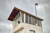 Der baufällige Sprecherturm im Jahnsportpark, den der FC RSK Freyburg gern sanieren möchte.