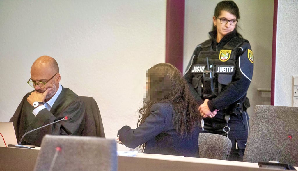 Die 47-jährige Angeklagte am Dienstag vor dem Landgericht in Dessau.
