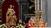 Kardinal Pietro Parolin (l) zelebriert die Abschlussmesse der Kardinäle im Petersdom vor dem Konklave.