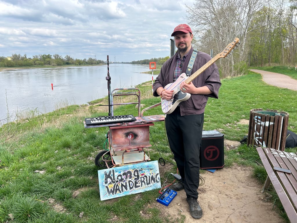 Der Magdeburger Jonathan Körntgen, bekannt als Körniklang, mit seinem mobilen Musikwagen.