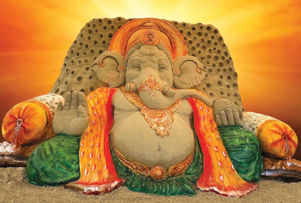 Hindu-Gott Ganesha hält Hof - als Sandfigur im englischen Weymouth.
