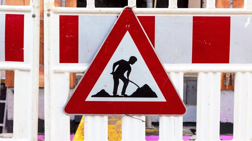 Achtung, Baustelle: Im Paulusiviertel in Halle bauen die Stadtwerke das Fernwärmenetz aus.
