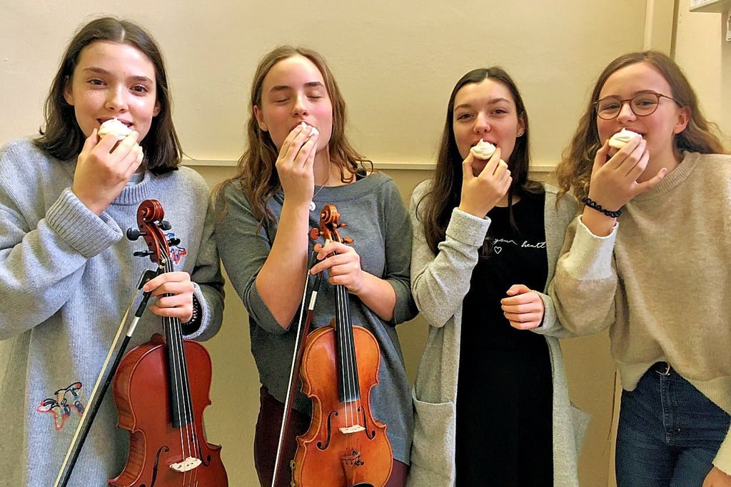 Die selbstgebackenen Feenküsse sind nicht nur bei den Musiker-Feen sehr beliebt. Sie bringen bei Benefizkonzerten sogar Spenden ein.
