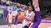 Jhivvan Jackson (l) von den Würzburg Baskets erhält die Ehrung als Wertvollster Spieler der Basketball-Bundesliga.