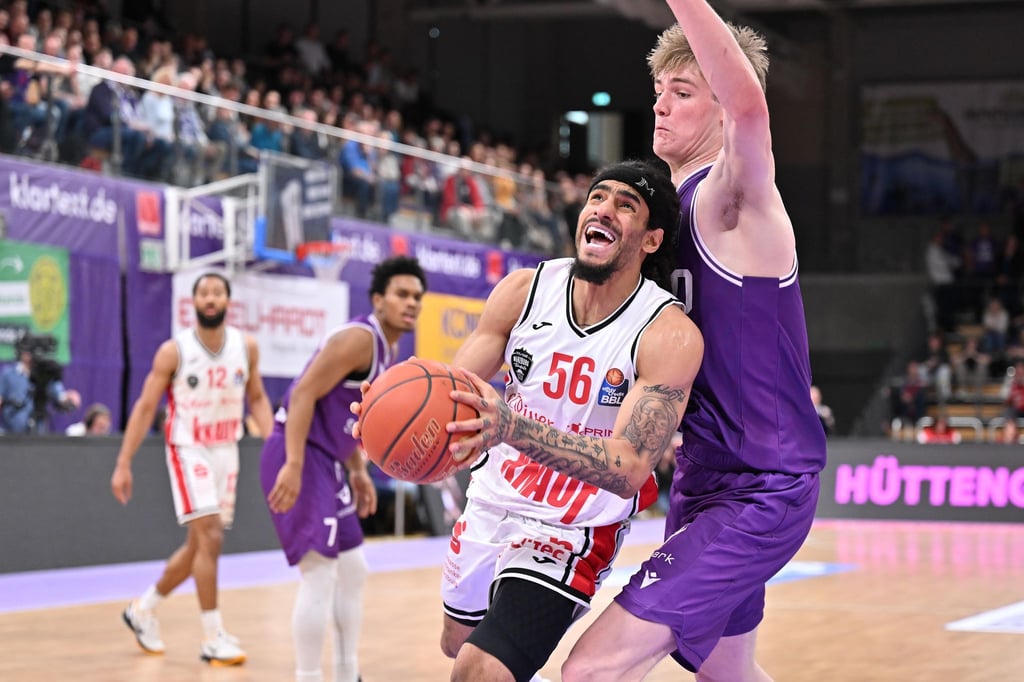 Jhivvan Jackson (l) von den Würzburg Baskets erhält die Ehrung als Wertvollster Spieler der Basketball-Bundesliga.