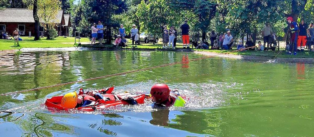 Rettungsübung der Wasserwacht im Schwimmteich des Feriendorfes "La Porte" in Bertingen.