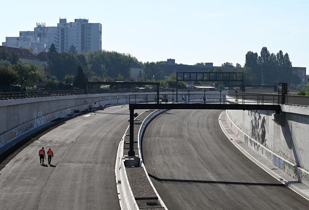 Kurz vor dem geplanten 16. Bauabschnitt auf der A100 kommt es an den nächsten drei Wochenenden zu einer Vollsperrung. (Archivbild)